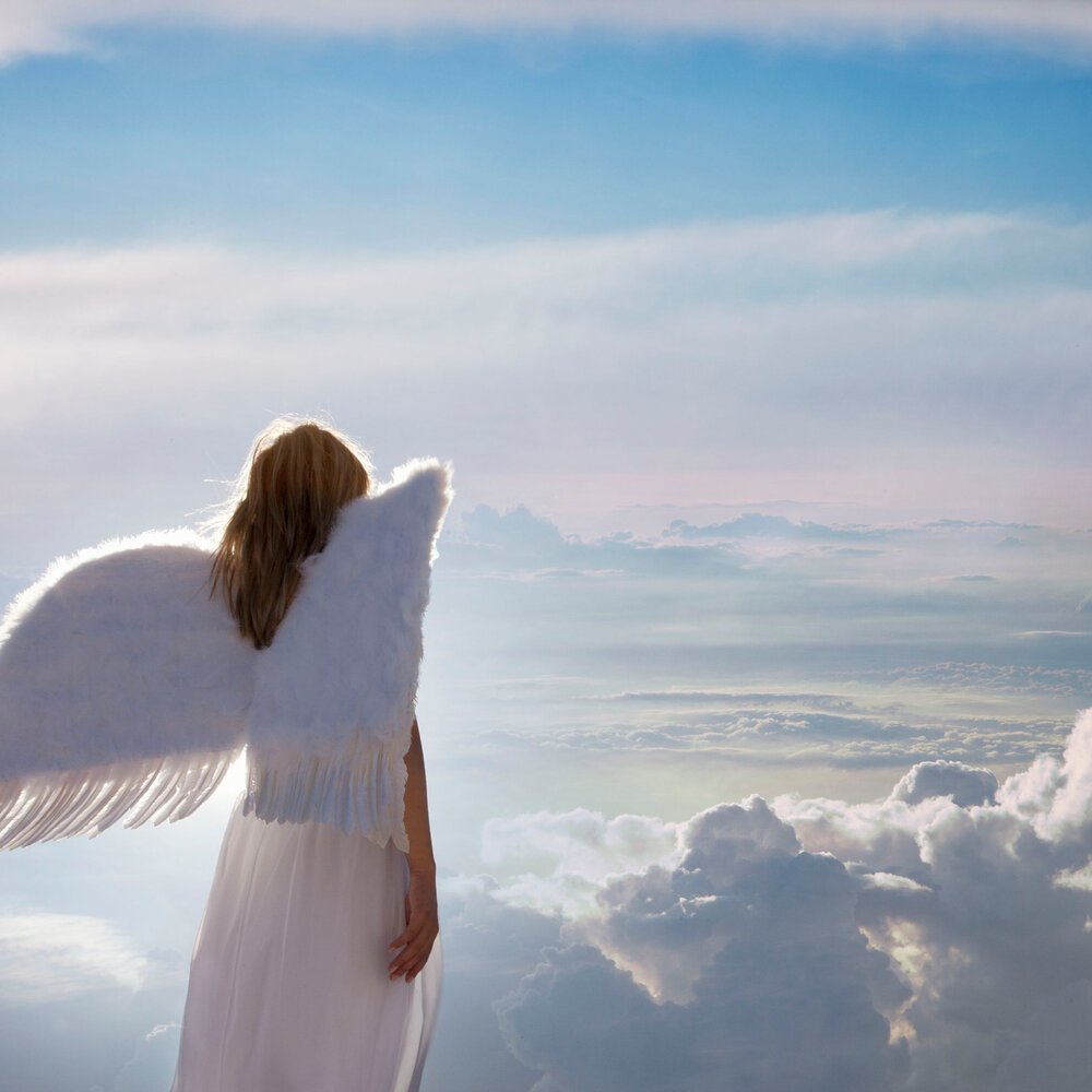 Ангел на фоне неба