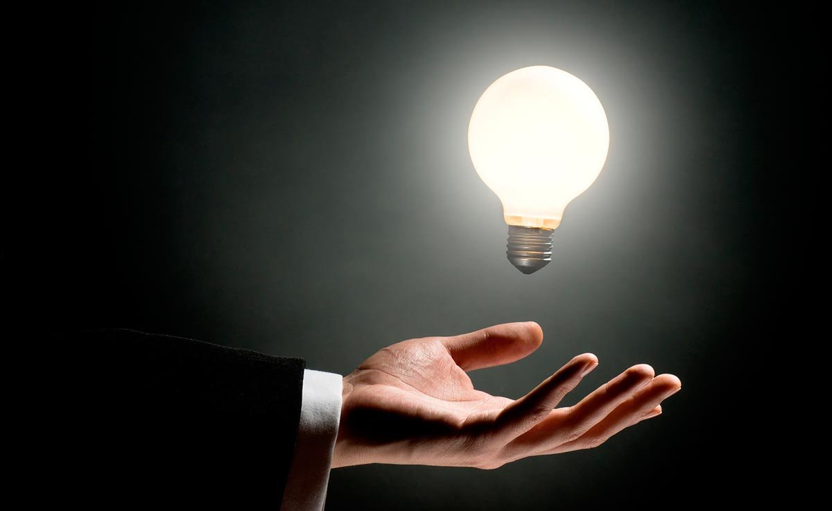 Человек с головой лампочкой