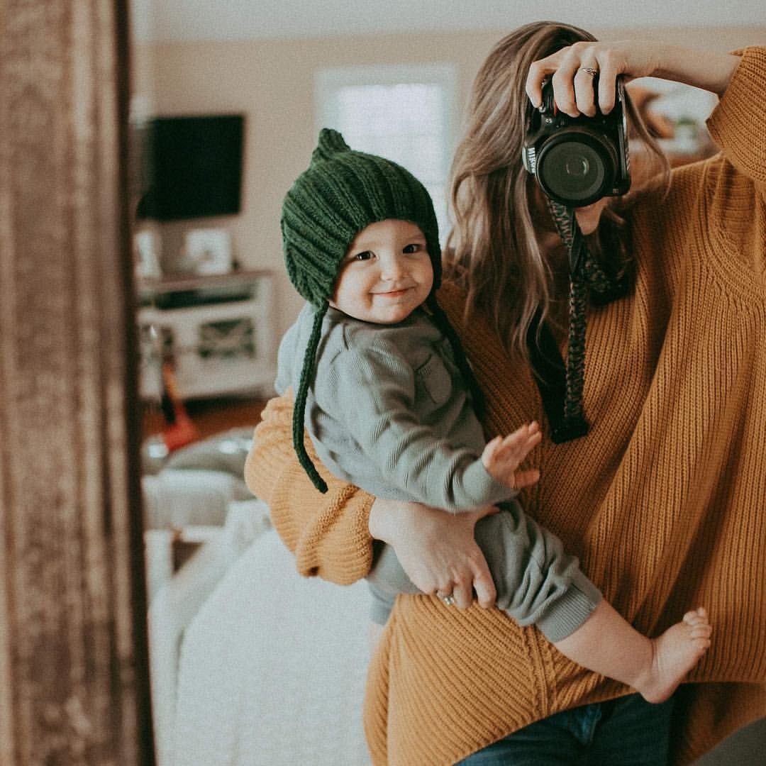 Мама фотографирует малыша