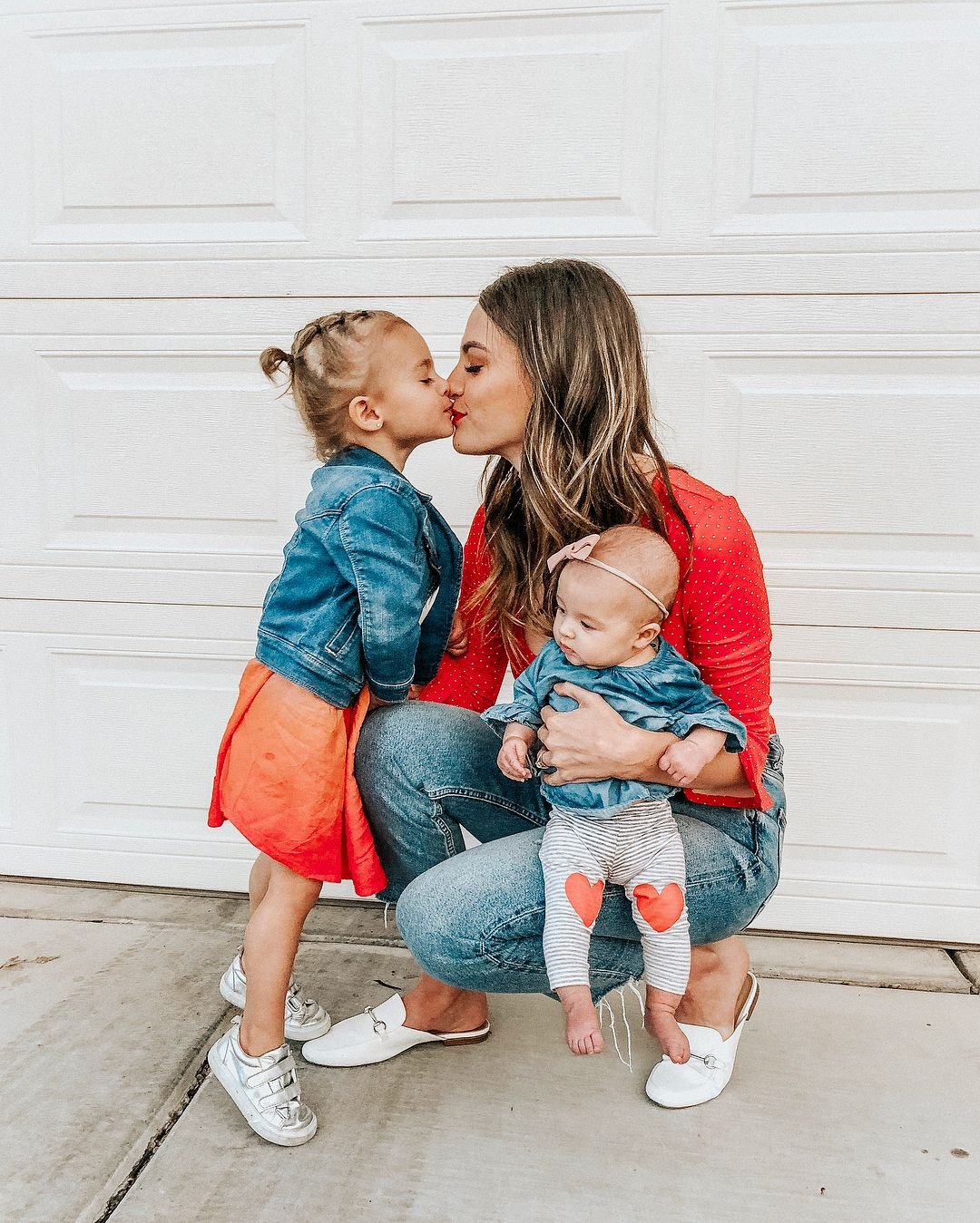 Мама с двумя детьми