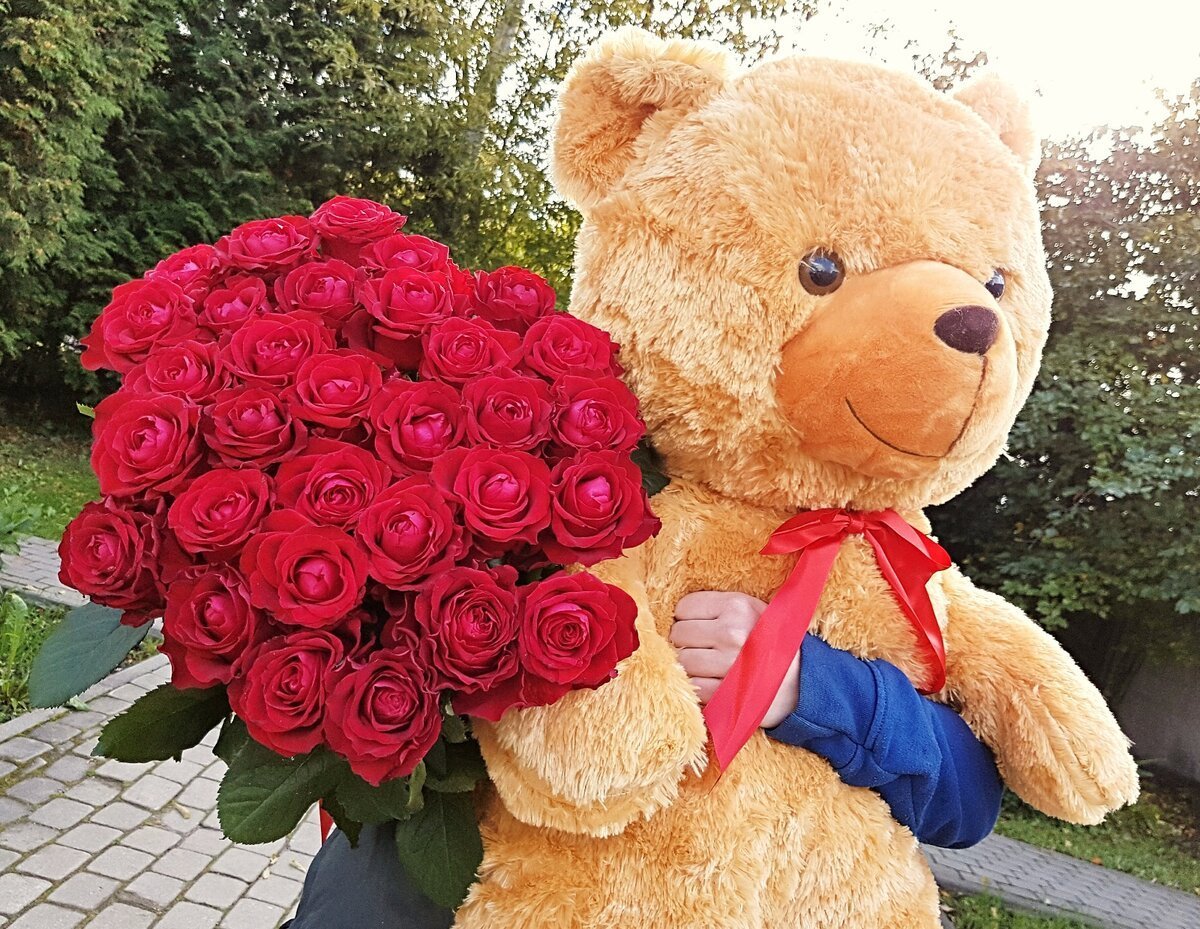 Красивый Медвежонок с цветами