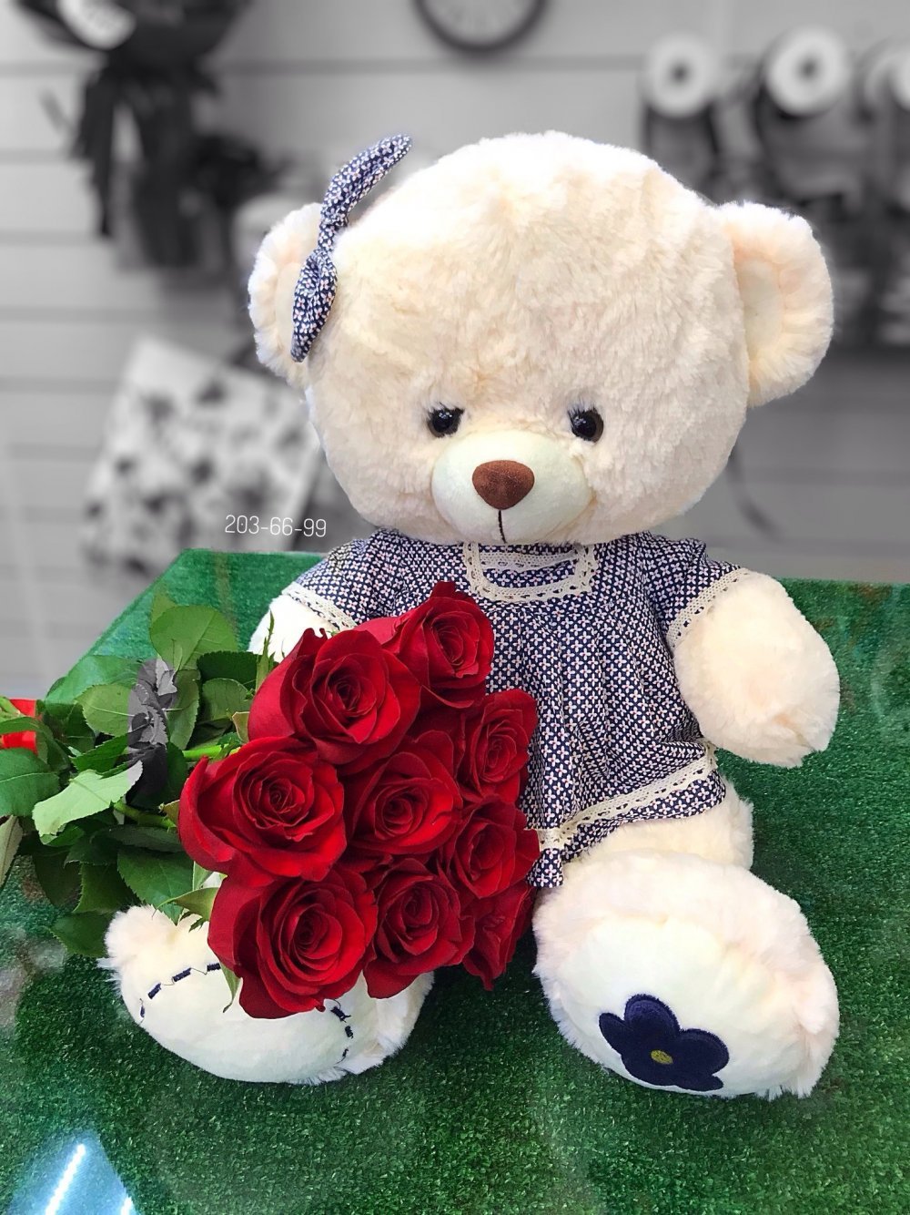 Красивый Медвежонок с цветами