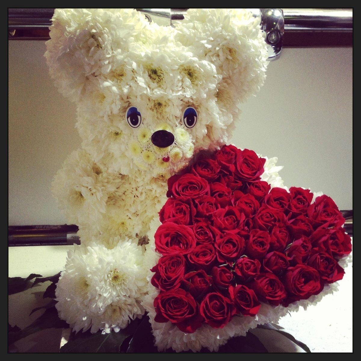 Плюшевый мишка с цветами