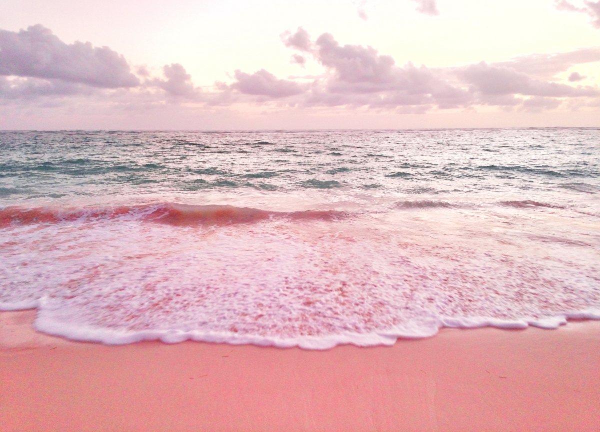 Море в розовых тонах