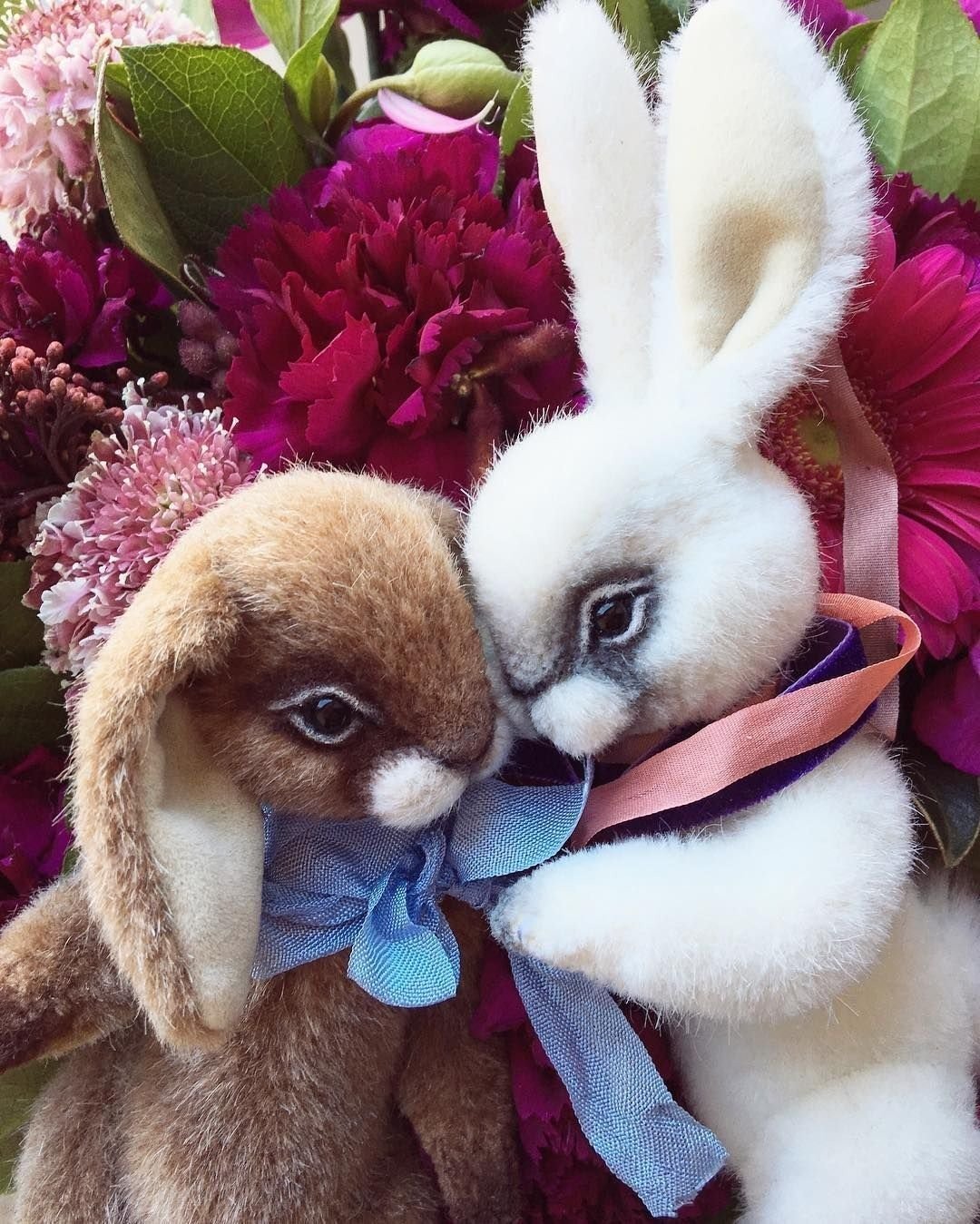 Заяц с букетом цветов