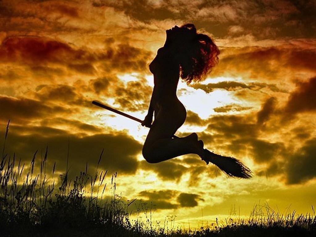 Женщина на метле