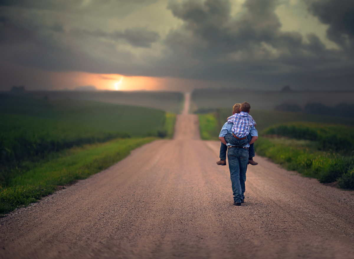 Одинокий человек на дороге