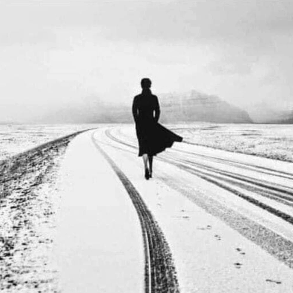 Уходящая вдаль женщина