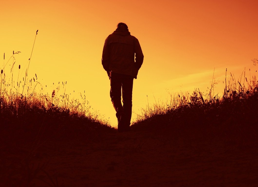 Парень уходит в закат