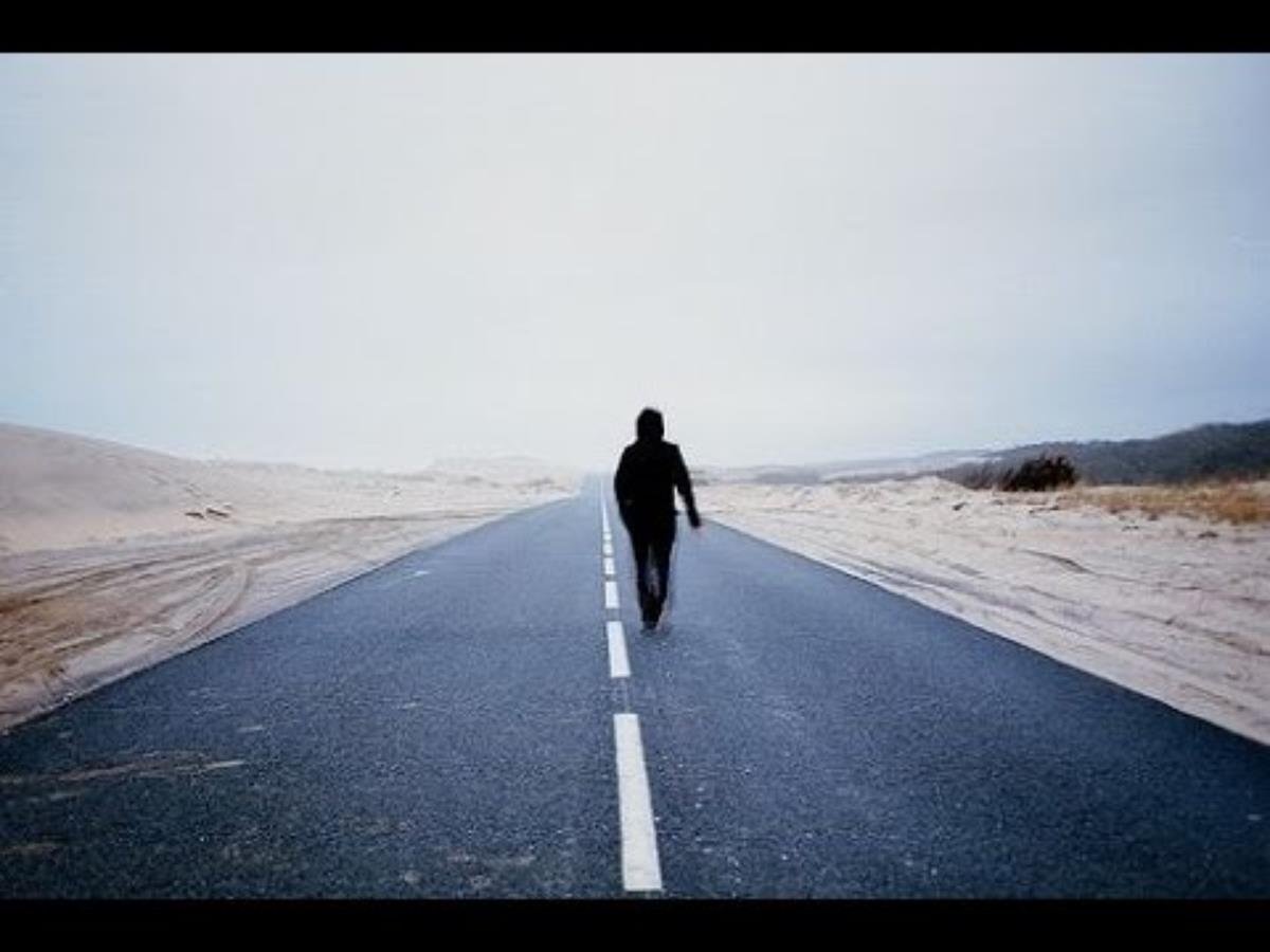 Одинокий человек на дороге