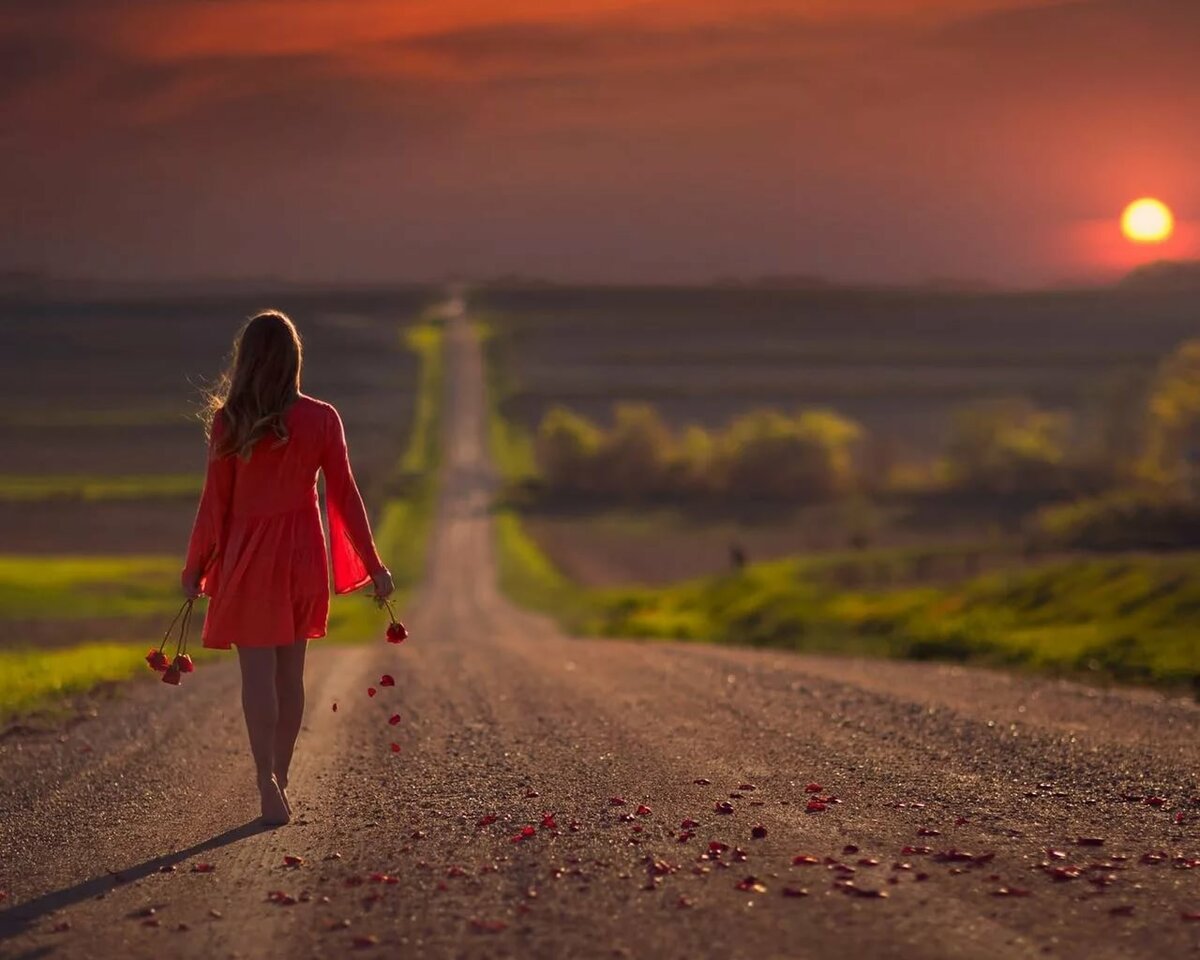 Девушка идет по дороге