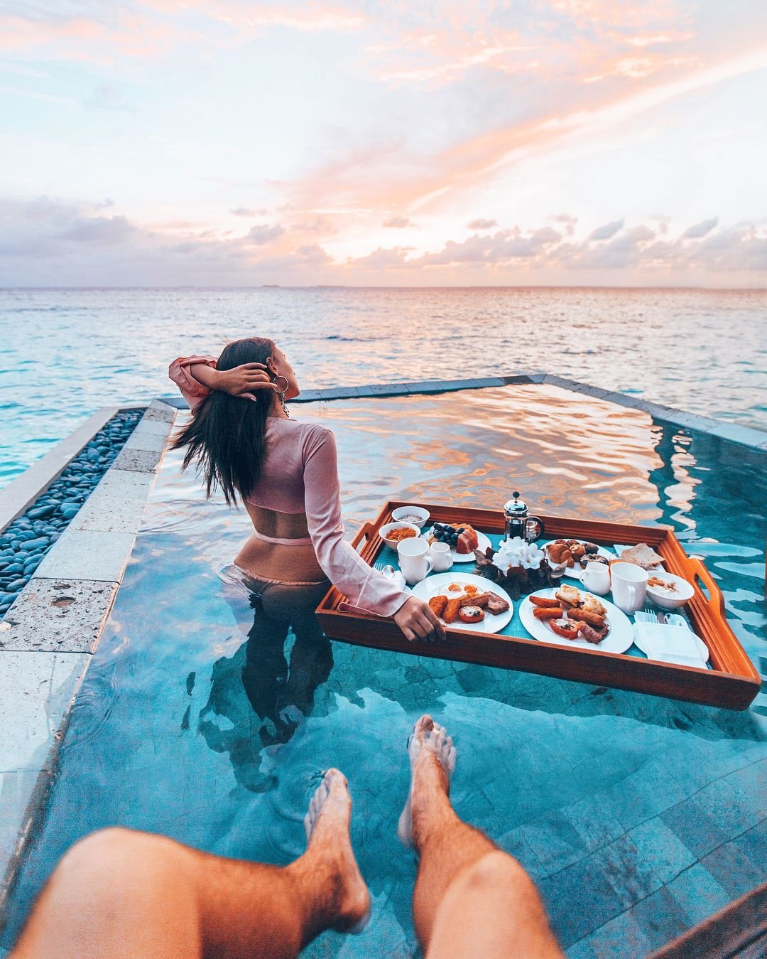 Завтрак в бассейне