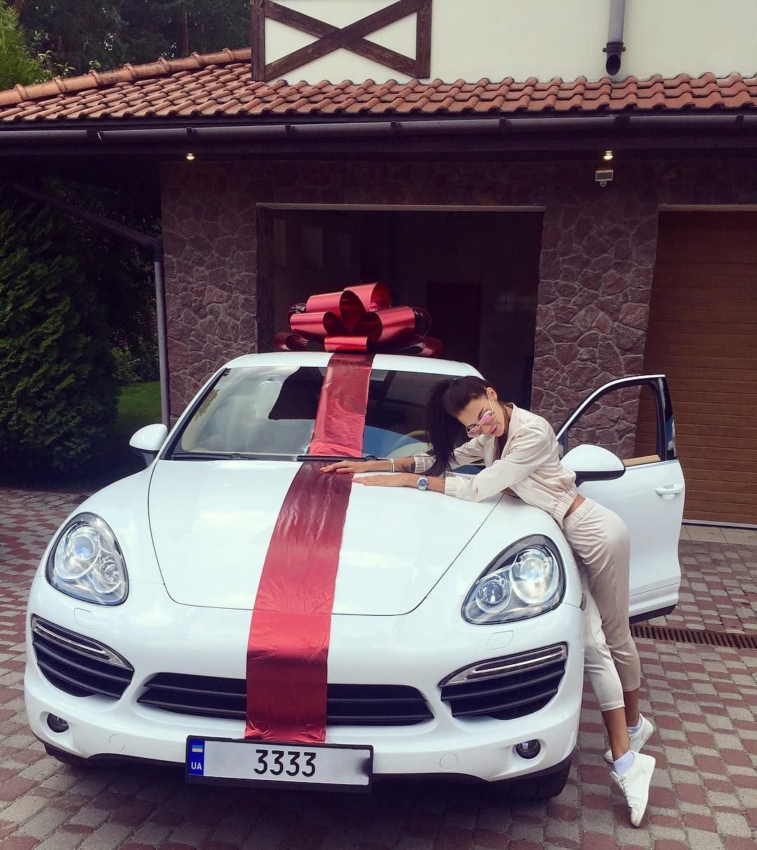 Машина в подарок девушке