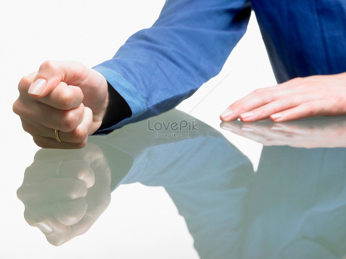 Женский кулак вектор