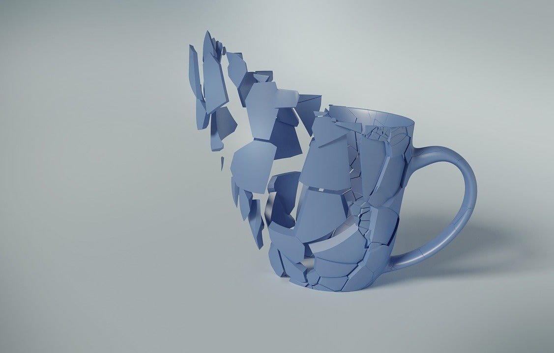 Разбитая фарфоровая чашка