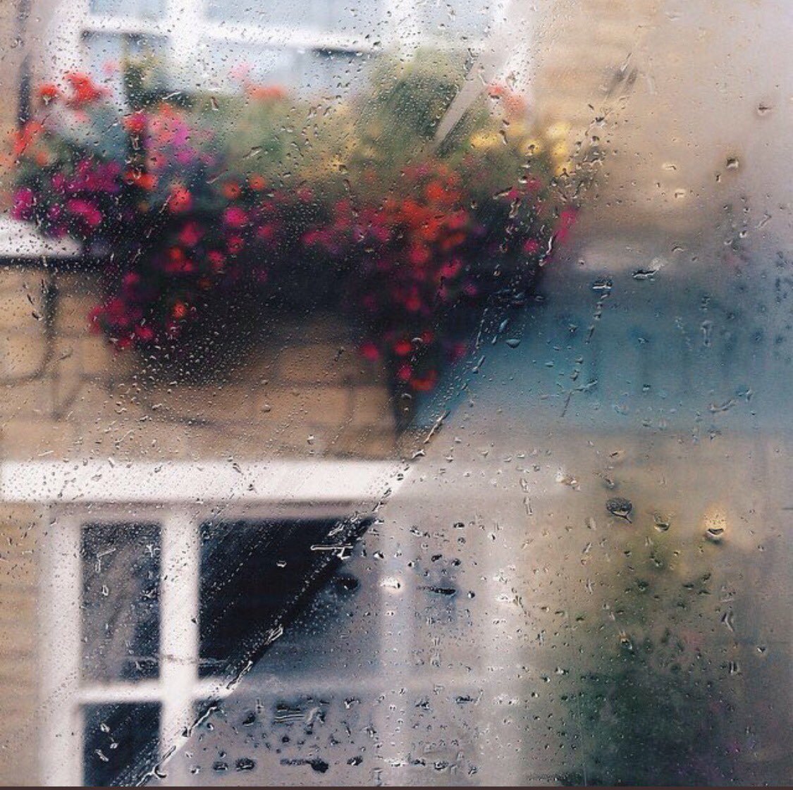 Летний дождь в окне