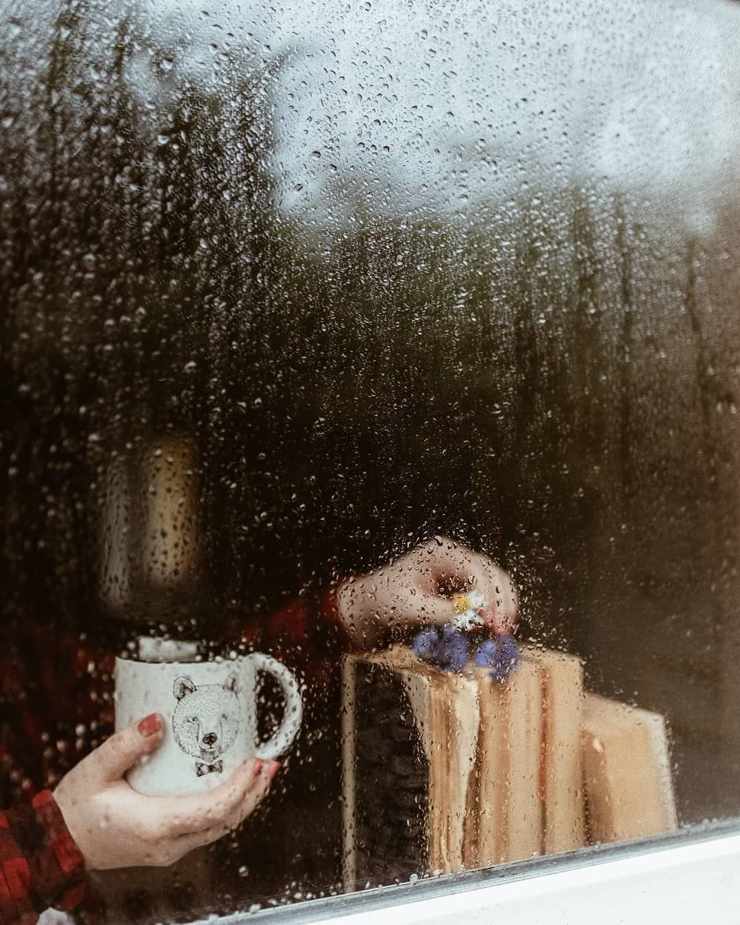 Кофе и дождь за окном