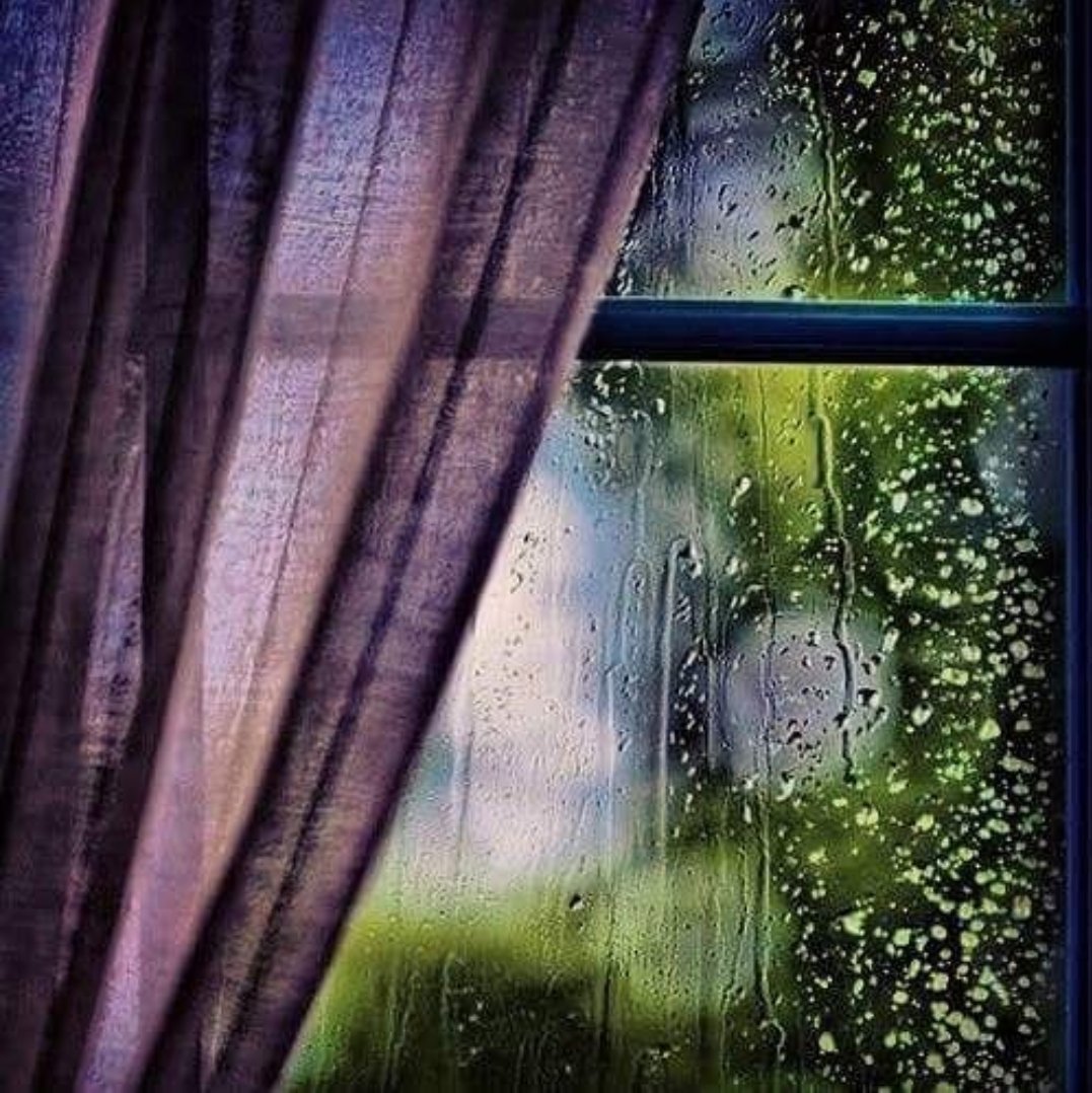 Вид из окна с каплями дождя