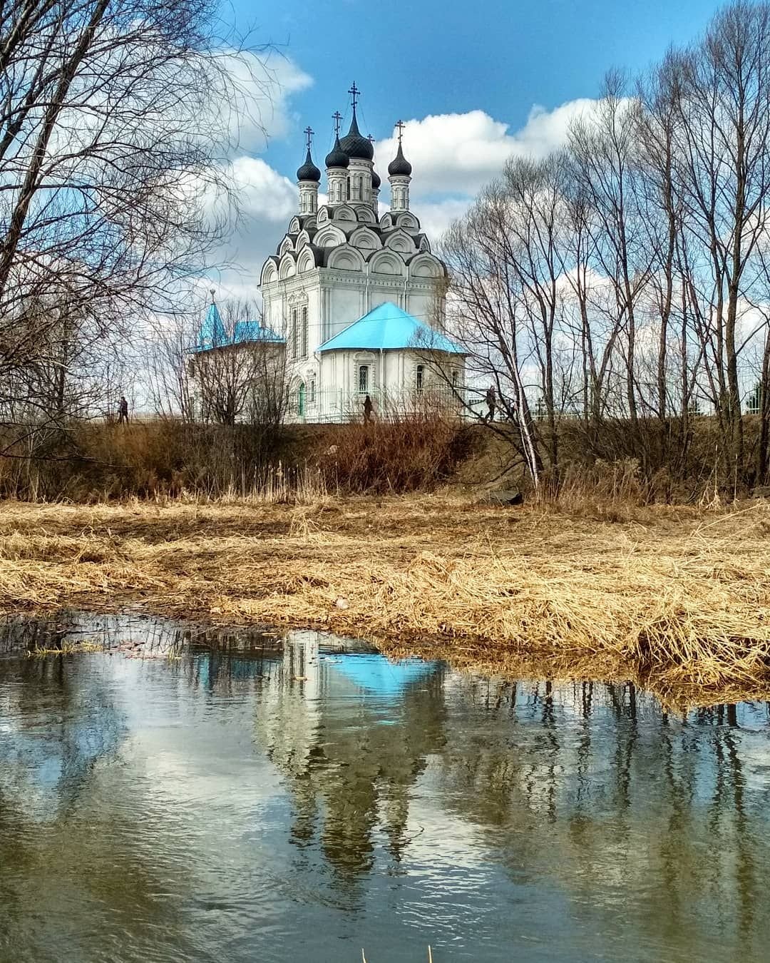Красивая Церковь весной
