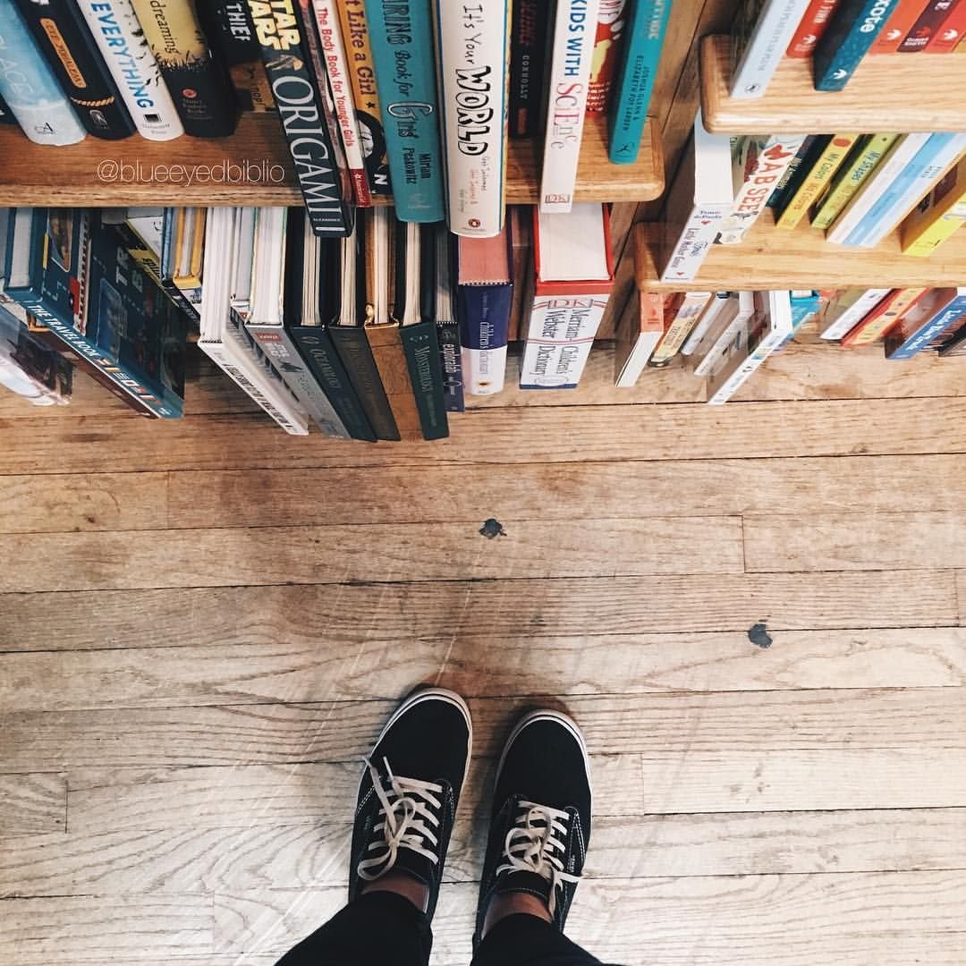 Стопка книг для инстаграма