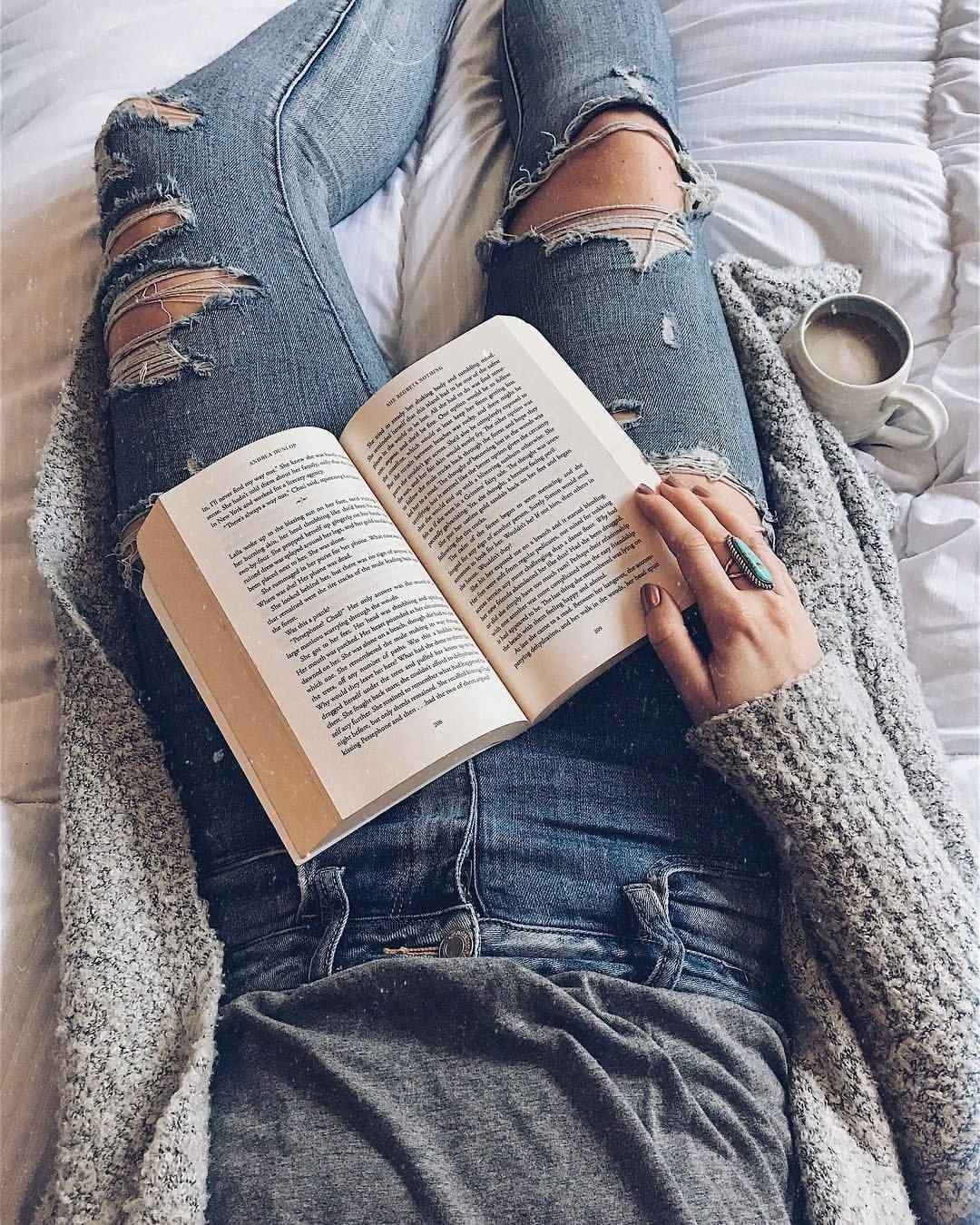 Книга в руках