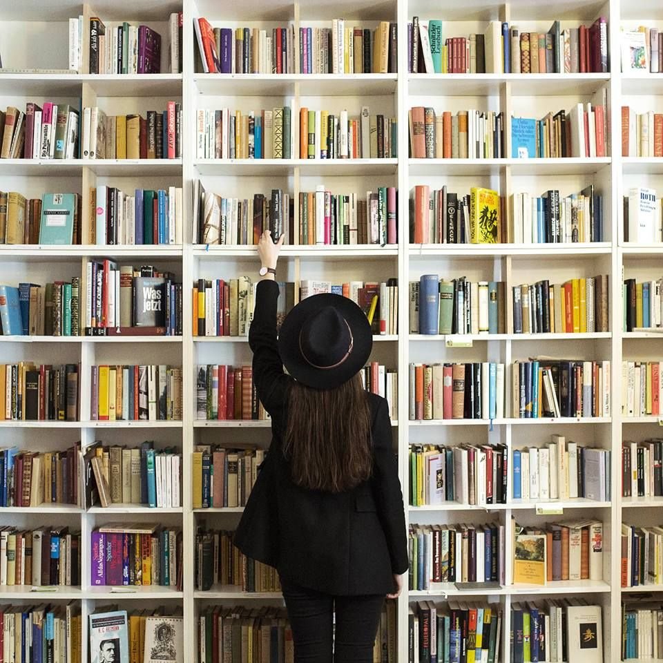 Книжные стеллажи и человек