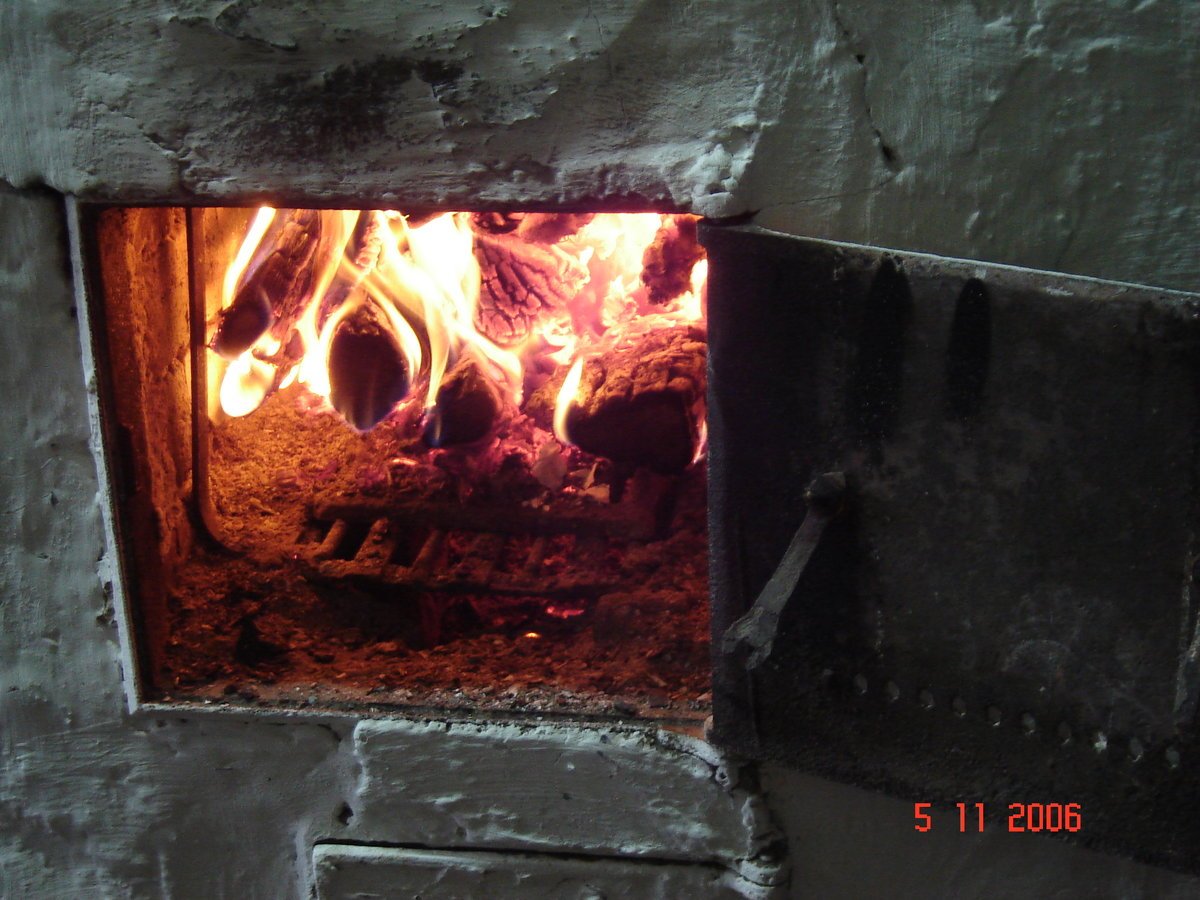 Огонь в печи в деревне