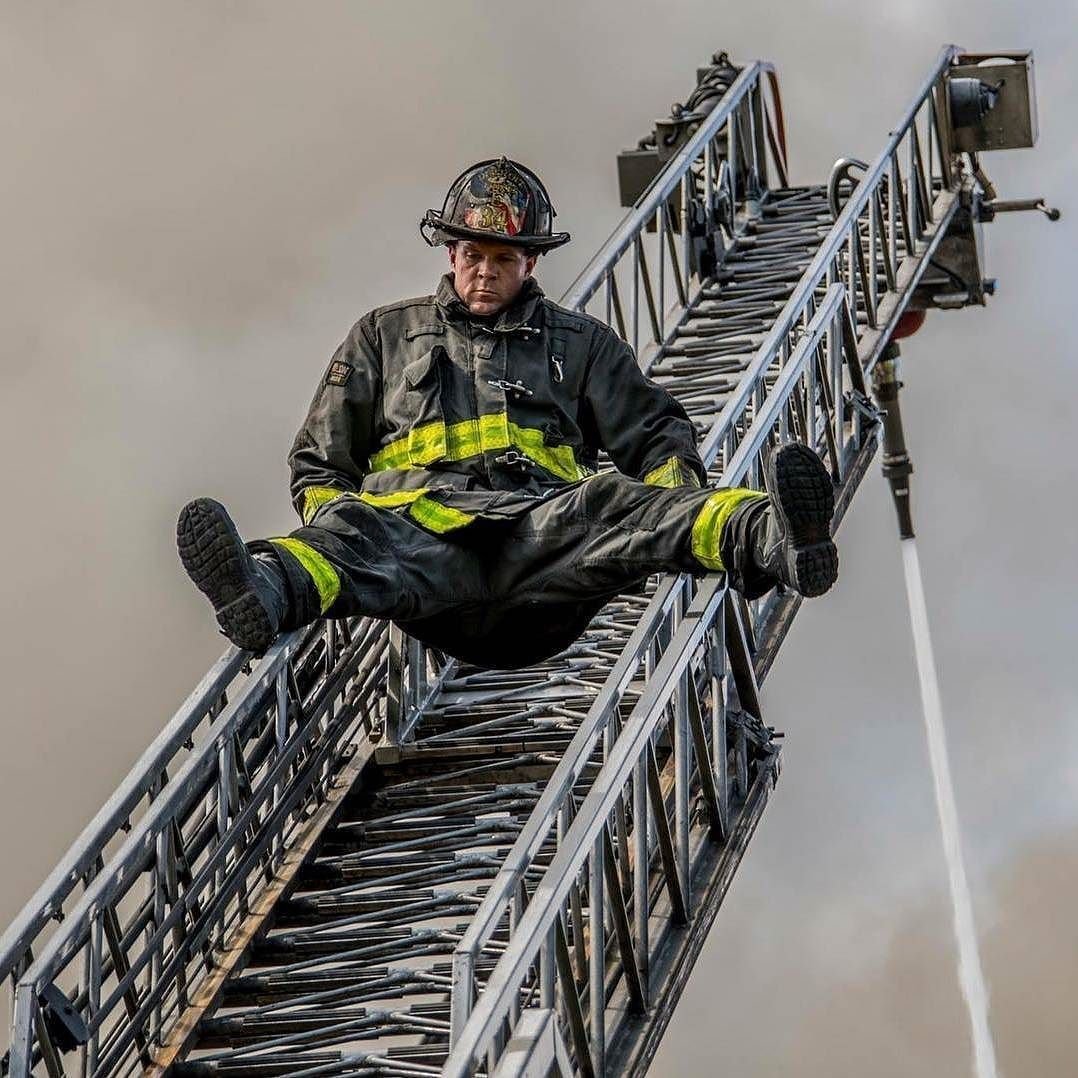 Пожарник на лестнице