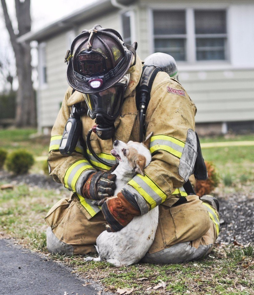 Пожарный спасает