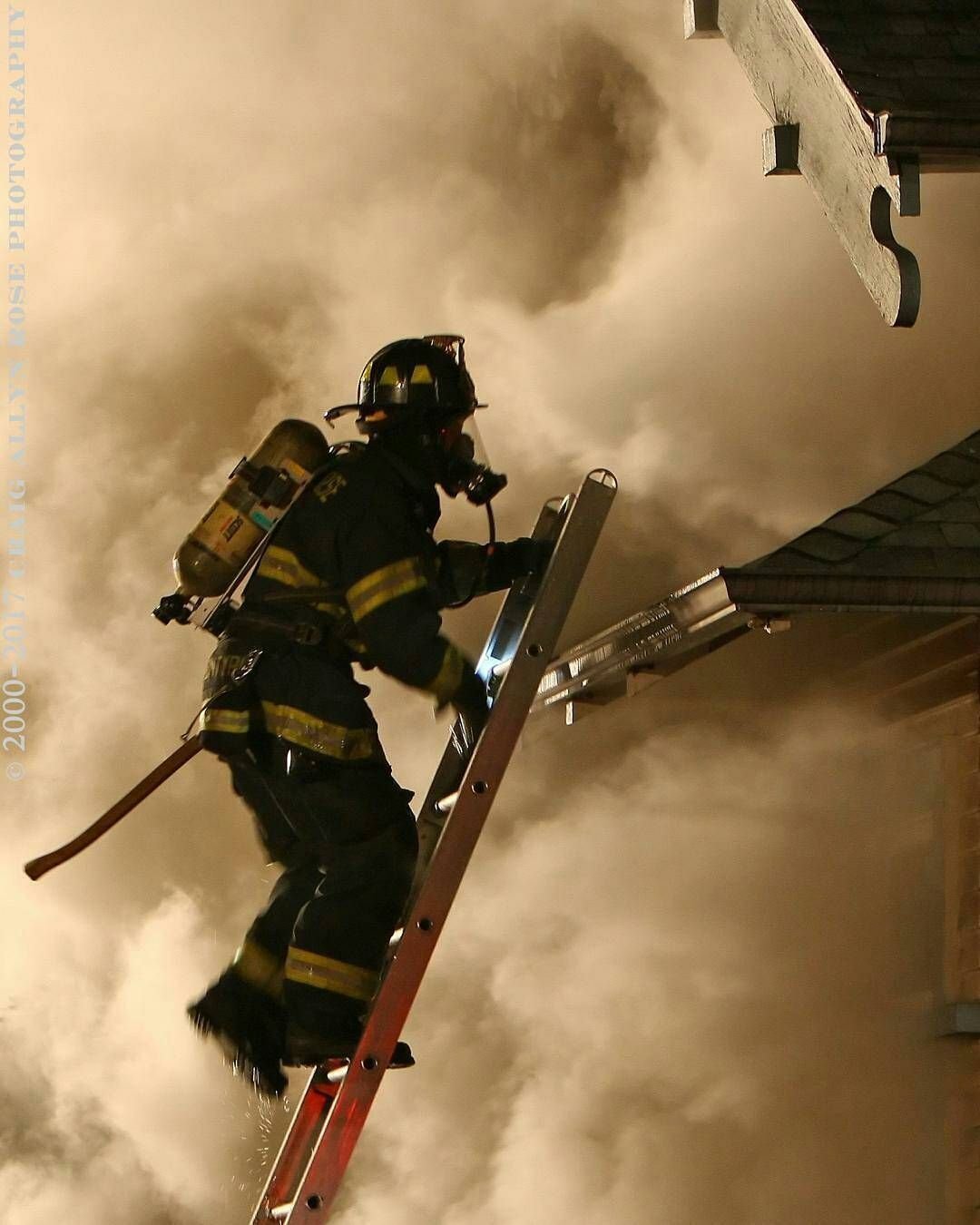 Пожарный с крыльями