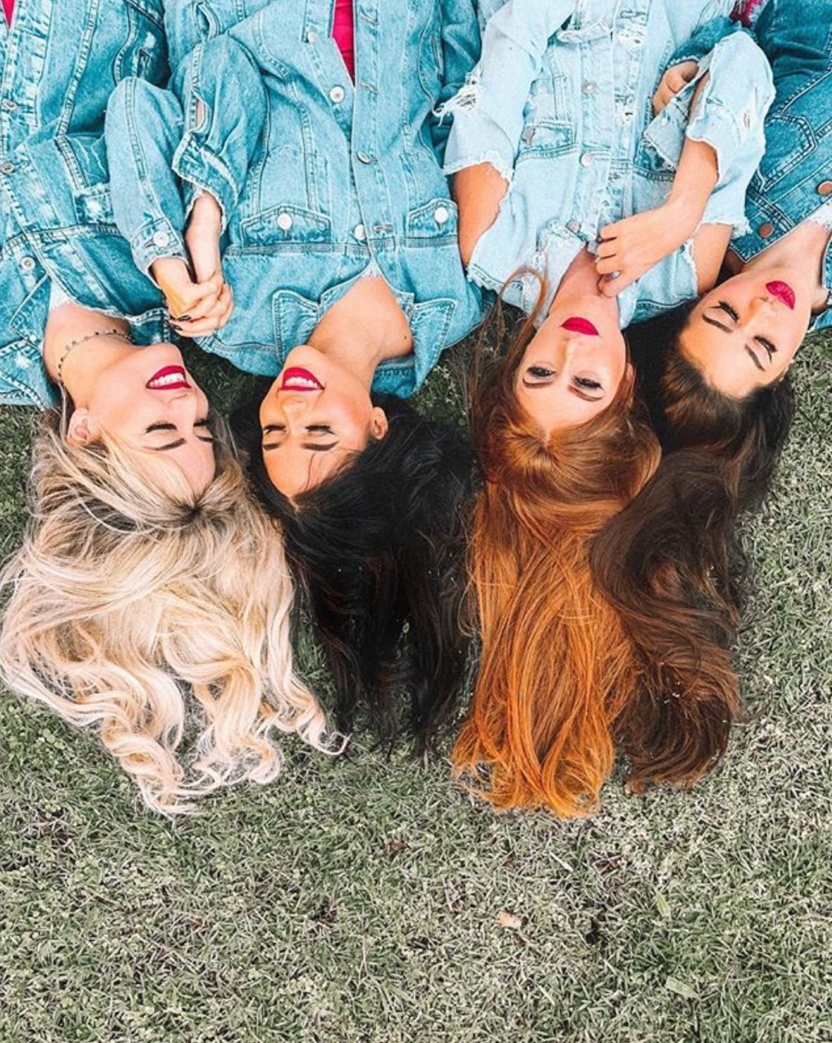 Красивые четыре подруги