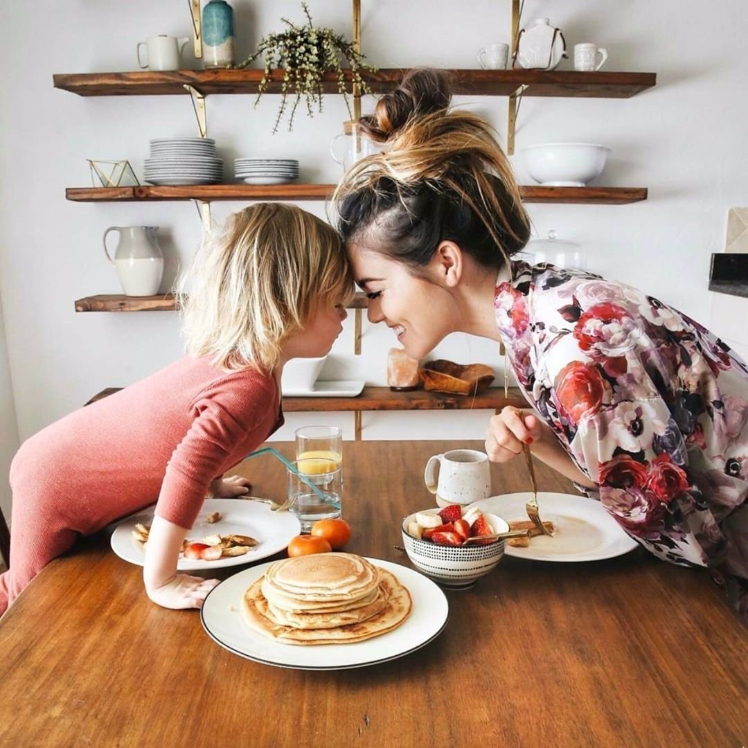 Мультяшки поздравляют маму