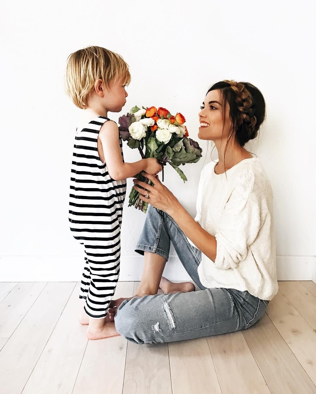 Дети поздравляют маму