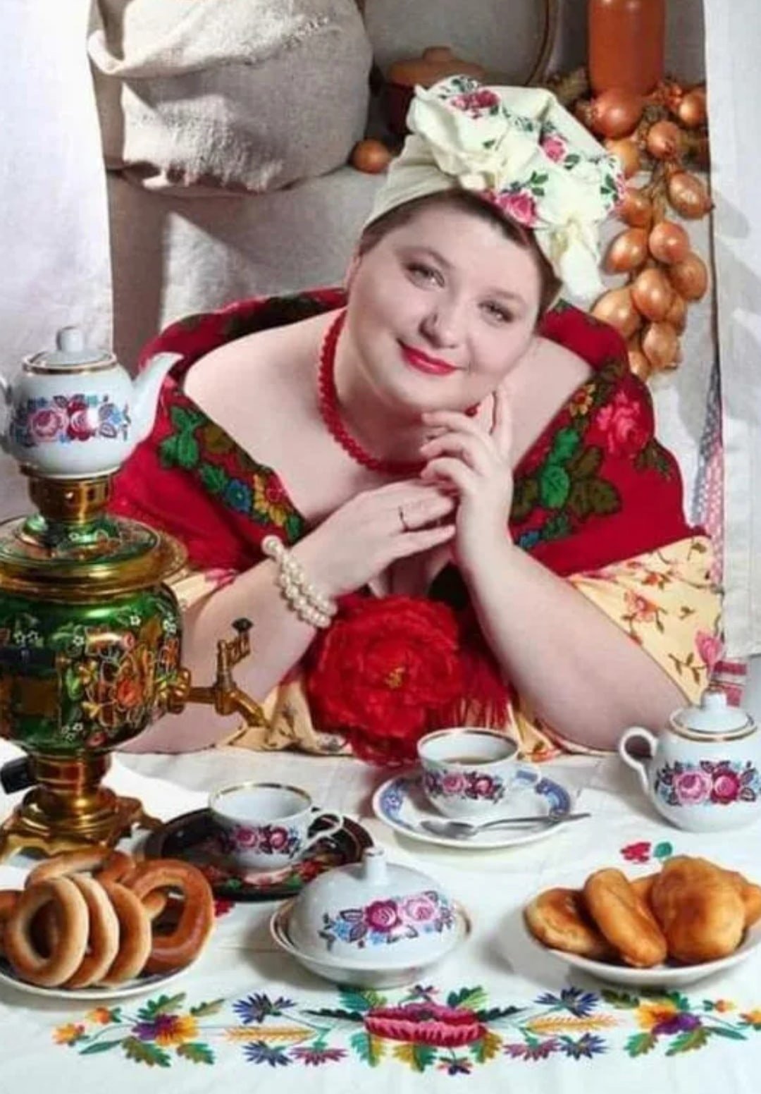 За столом с самоваром