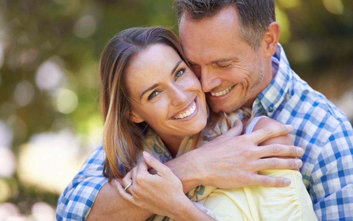 Счастливые мужчина и женщина