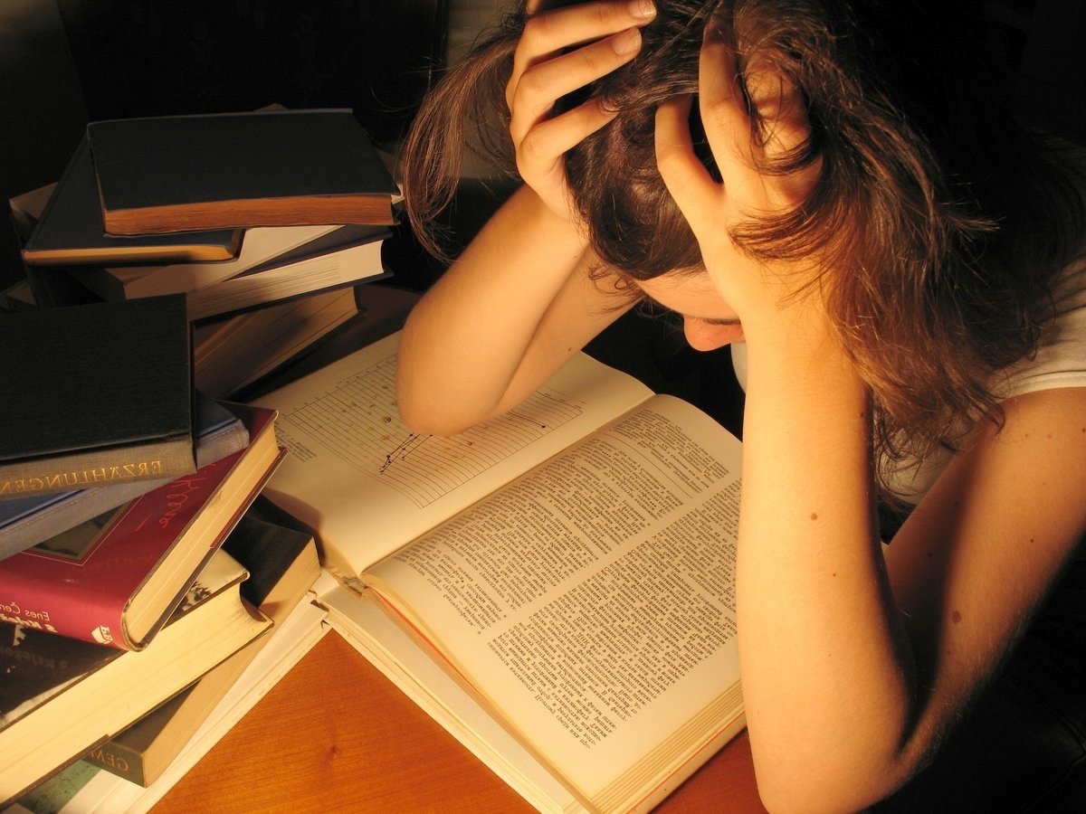 Девушка готовится к экзаменам