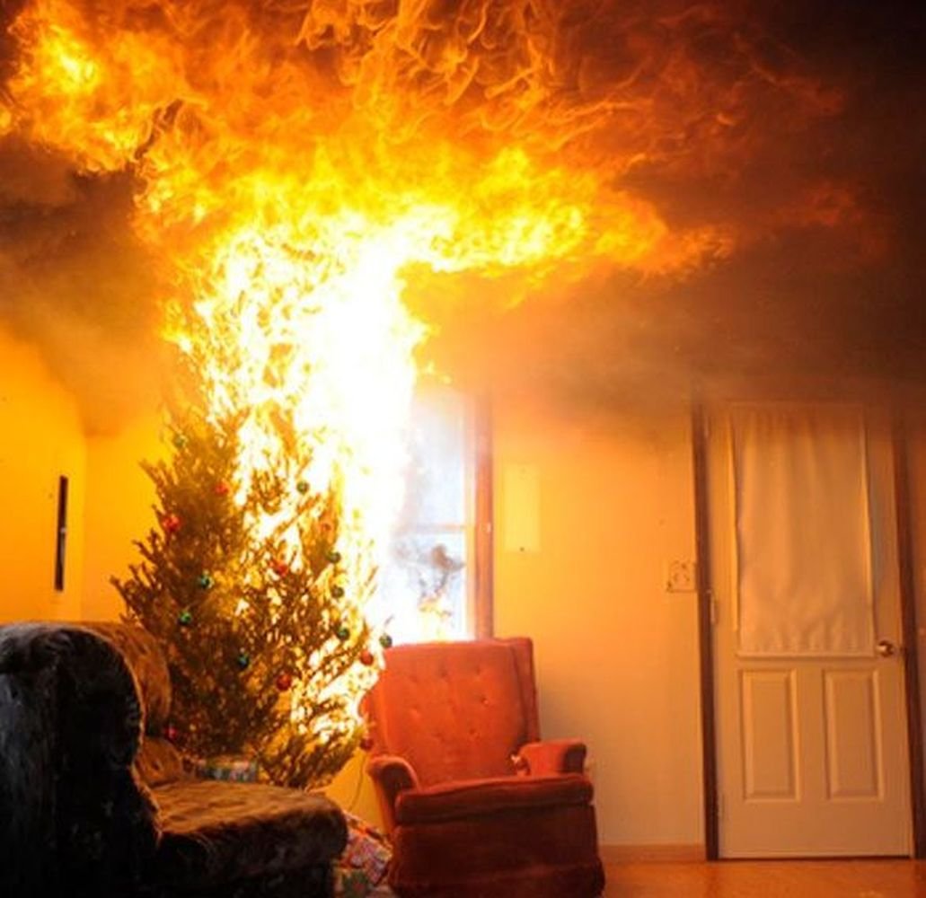 Хотя было уже поздно в комнате горела. Комната горит. Горящий дом внутри. Пожар в комнате. Фон горящего дома внутри.