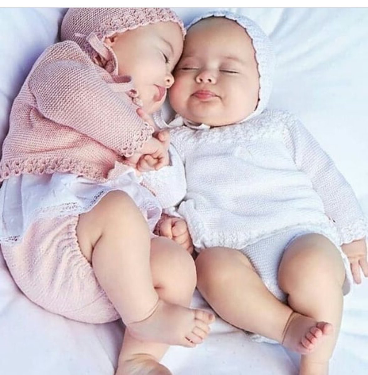 Малыши двойняшки мальчик и девочка