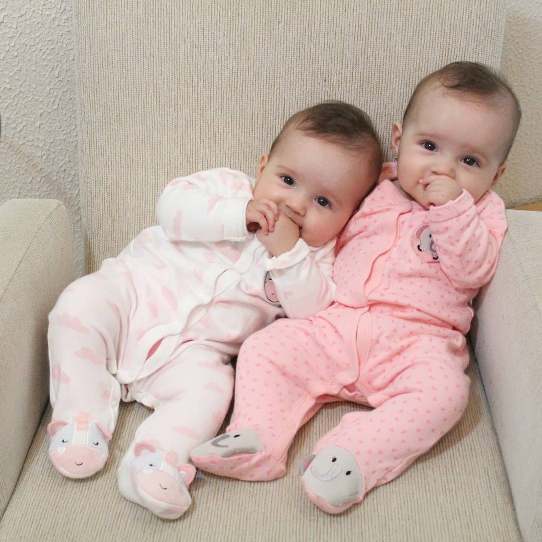 Дети двойняшки мальчик и девочка