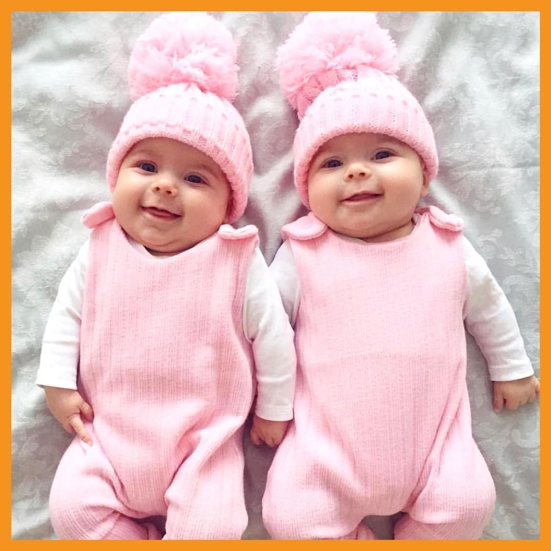 Красивые малыши Близнецы