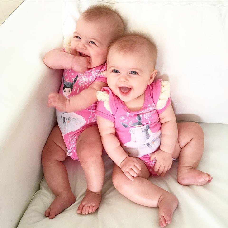 Двойняшки девочки