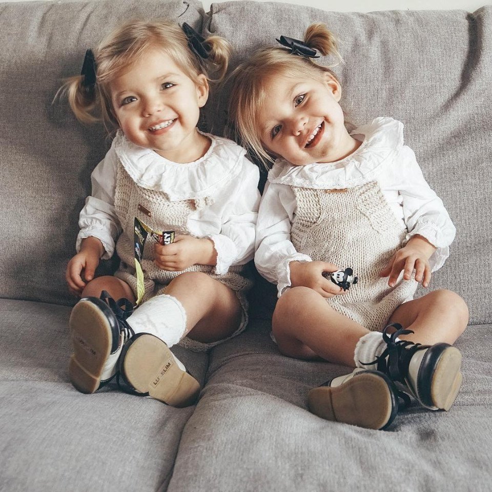 Двойняшки мальчик и девочка