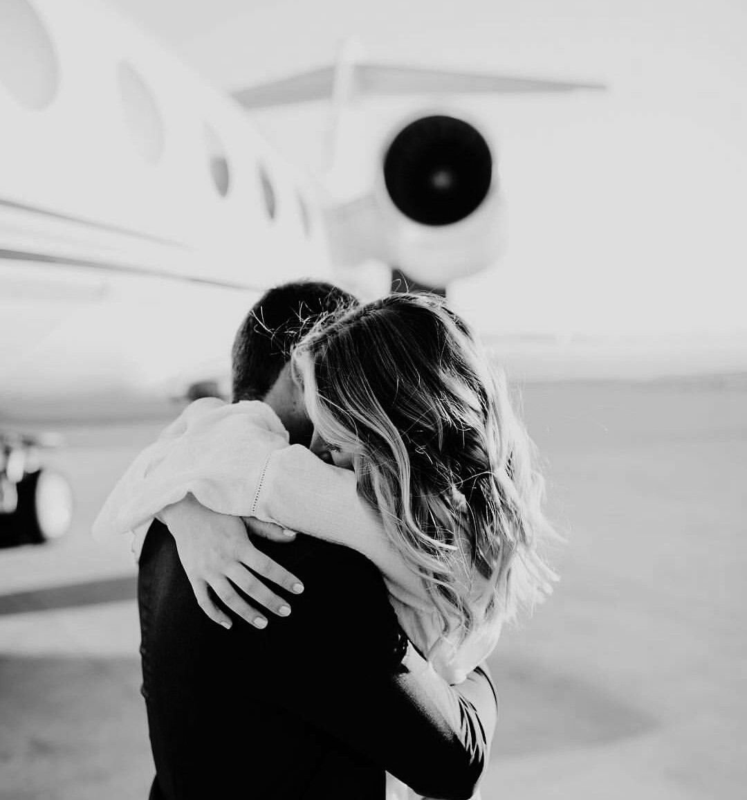Нежные объятия в аэропорту
