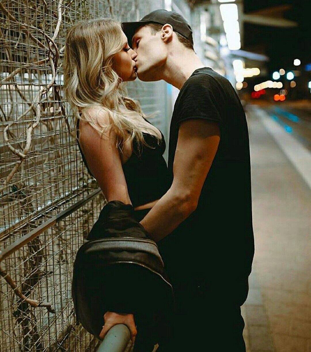 Блондинка и брюнет