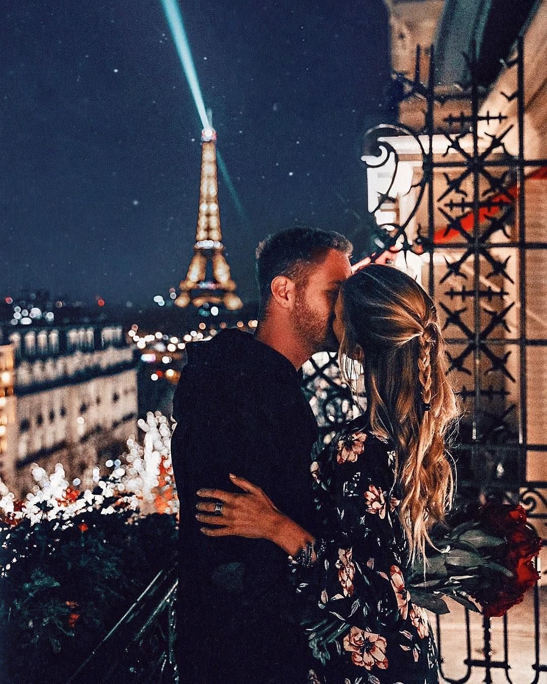 Пара в красивом доме