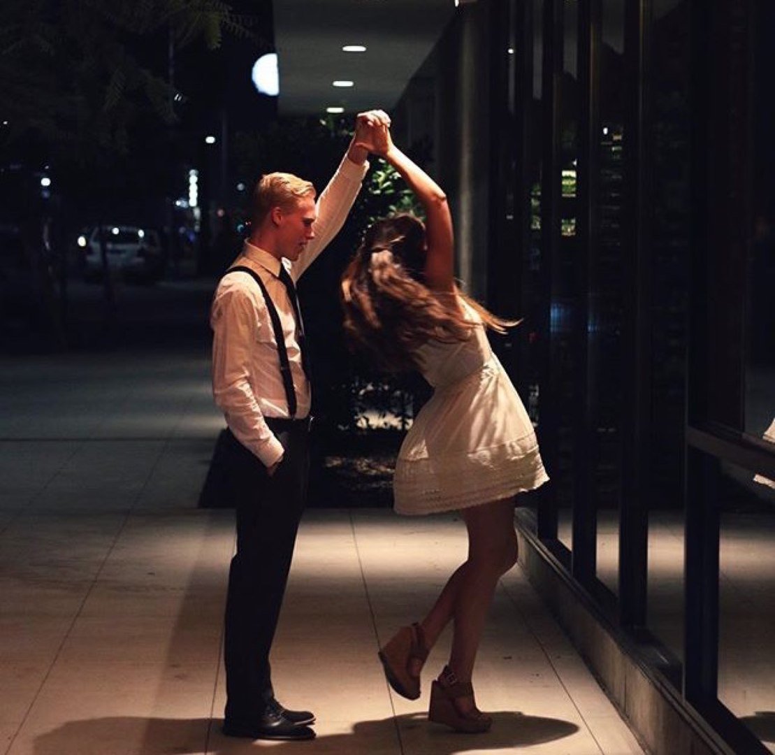 Пара танцует на улице