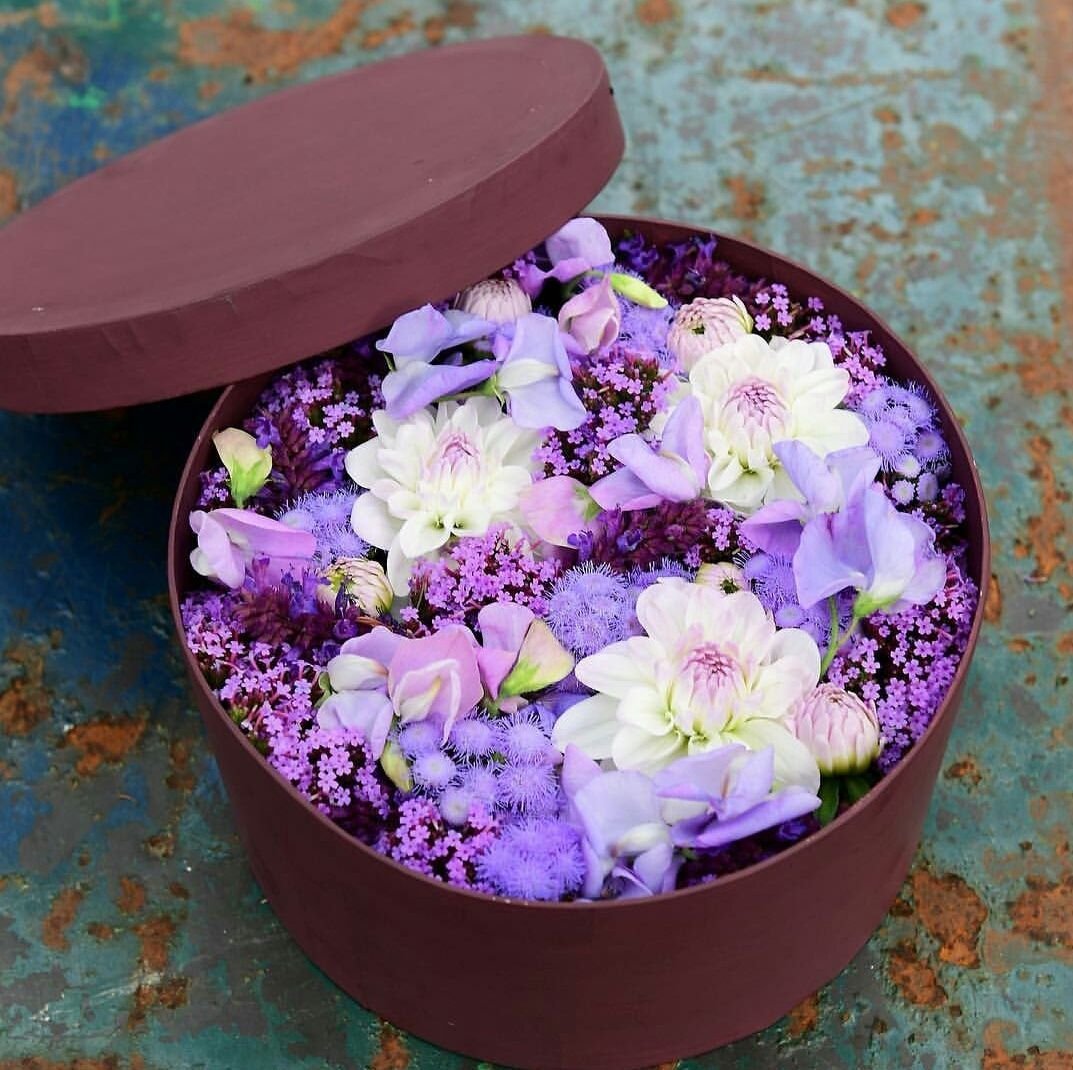 Букет фиалок в коробке