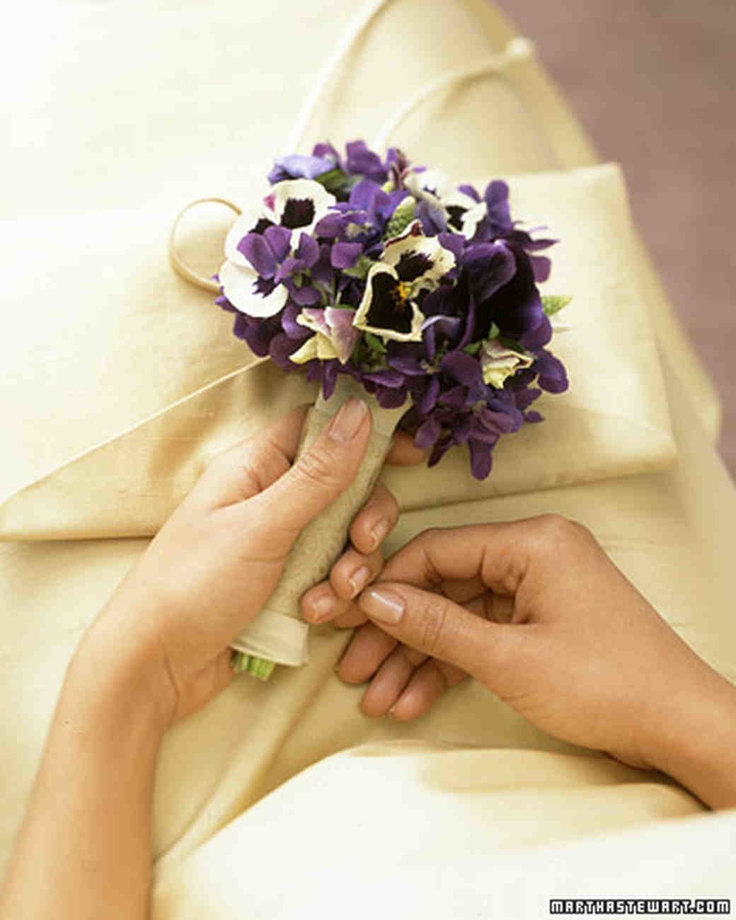 Свадебный букет из фиалок