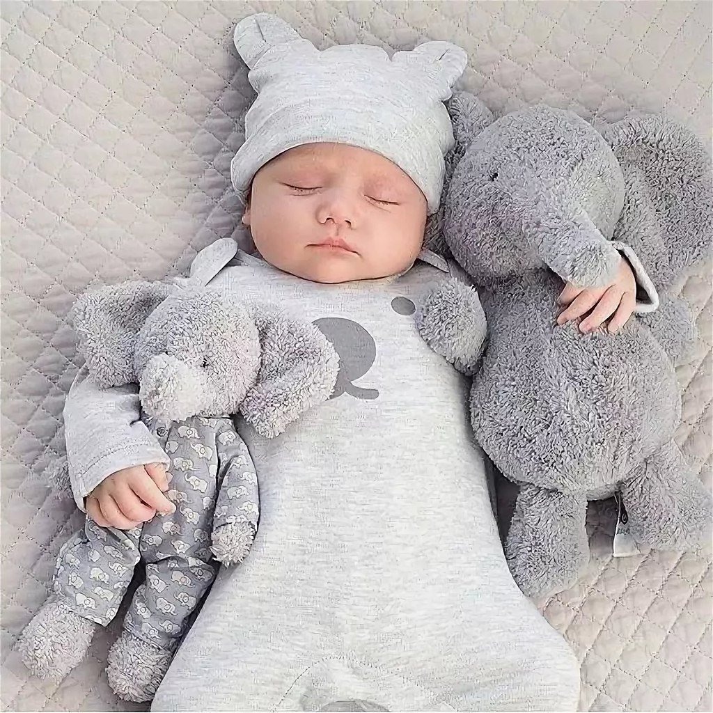 Маленький малыш спит