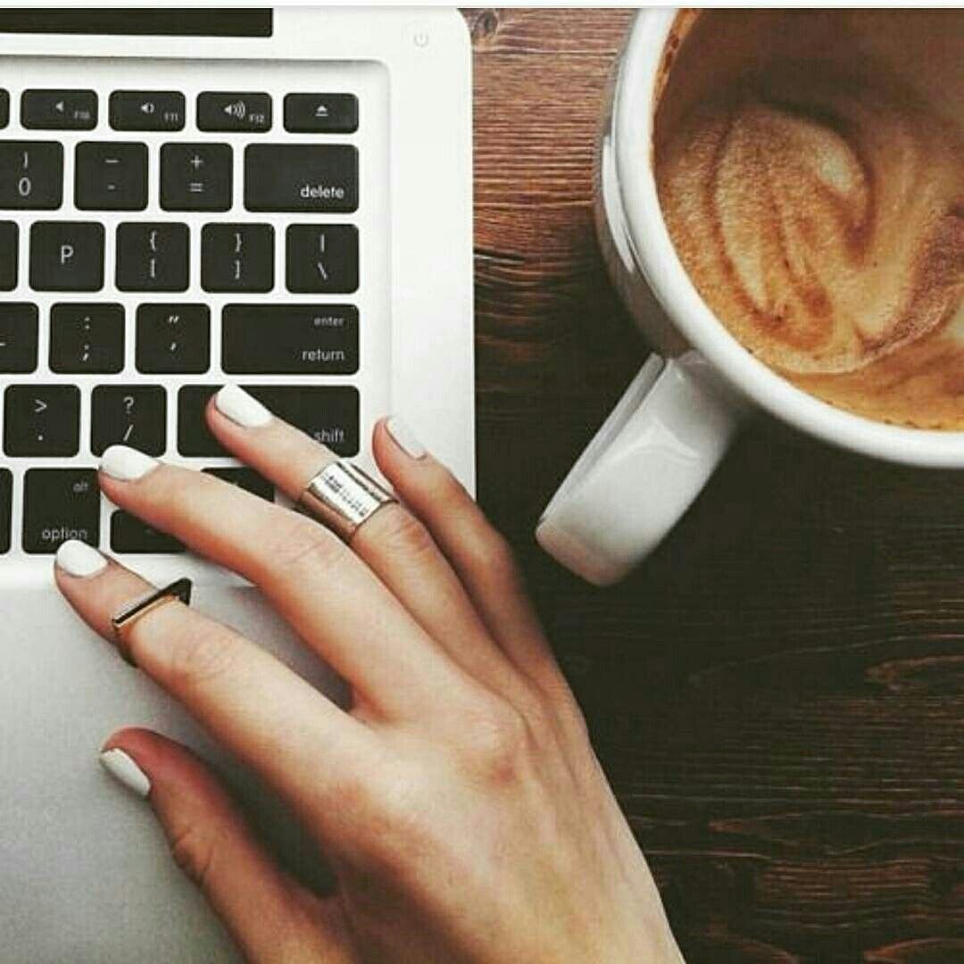 Ноутбук с красивым маникюром